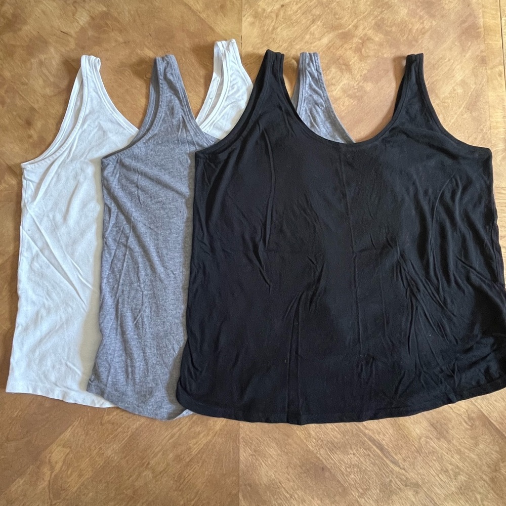 Old Navy Tank Tops – 3-Pack (White, Heather Gray, Black).         | Size M